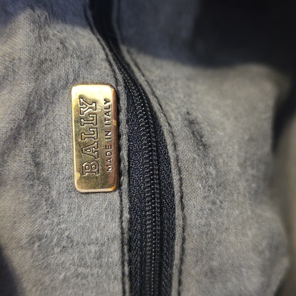 Bally Vintage Fuschia Lambskin Quilted Shoulder Bag with Gold Chain Vintage - Picture 14 of 16